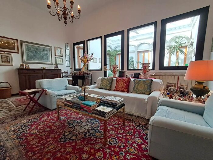 Appartamento con 8 locali in vendita in Viale Goffredo Mameli, Grosseto