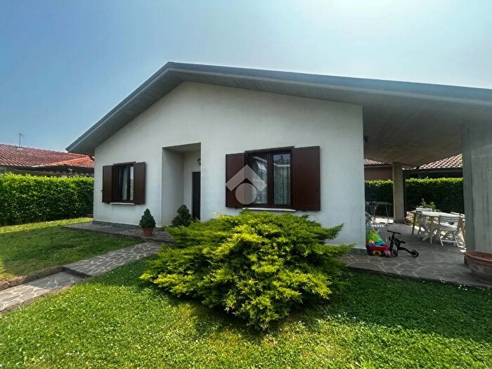 Casa quadrilocale in vendita in Via Maggio, Lomagna