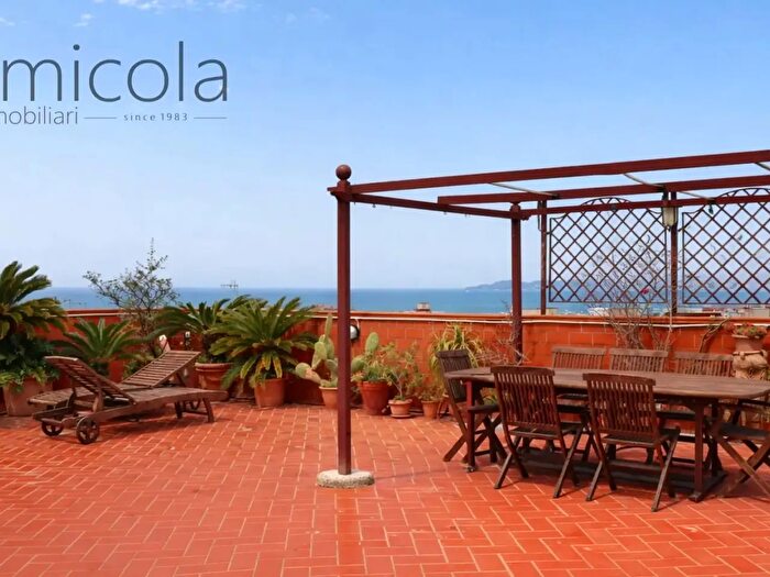 Appartamento con 6 locali in vendita in Portici