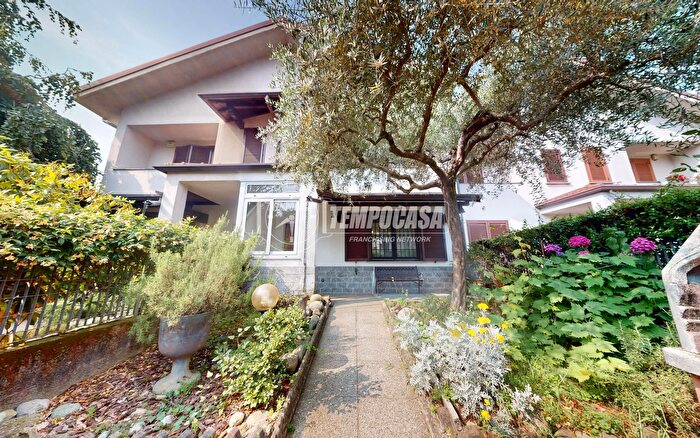 Casa quadrilocale in vendita in Via E Montale, Verano Brianza