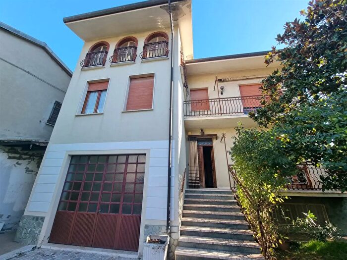 Casa con 14 locali in vendita in Alta Val Tidone