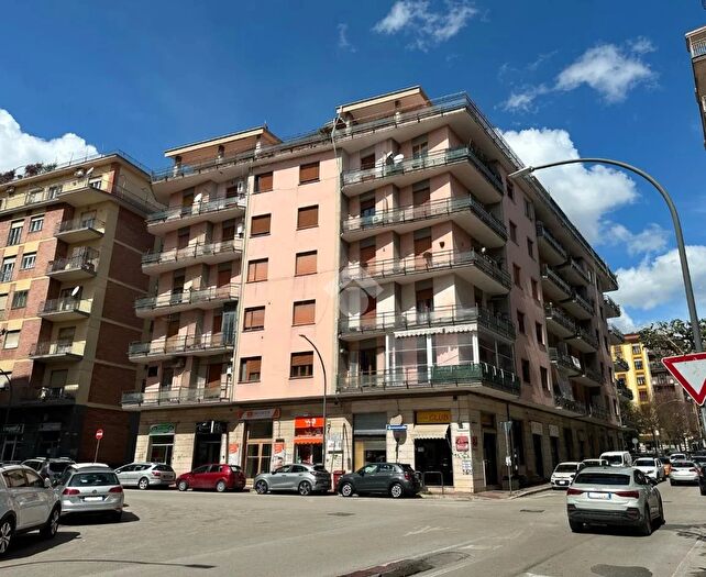 Appartamento con 6 locali in vendita in Via Michele Capozzi, Avellino