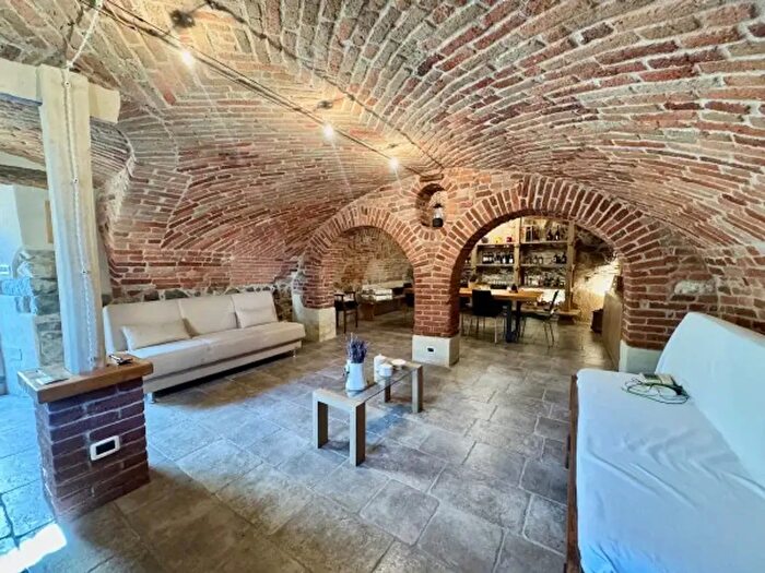 Casa con 6 locali in vendita in Via Aprile, Zumaglia