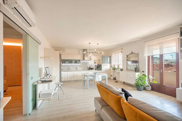 Appartamento trilocale in vendita in Via Salberecchi, Bardolino