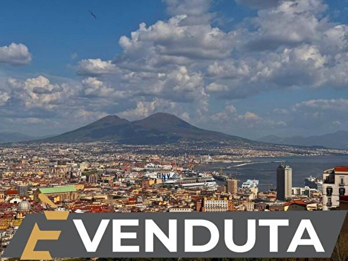 Appartamento quadrilocale in vendita in Via Girolamo Santacroce, Napoli
