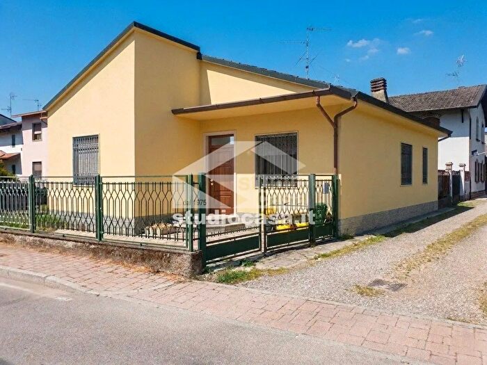Casa trilocale in vendita in Via Mora, Magherno