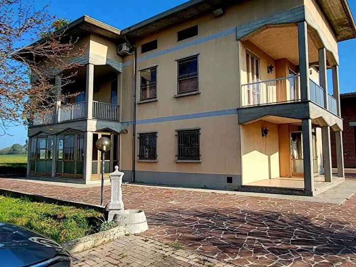 Casa con 10 locali in vendita in Strada di Copezzato, San Secondo Parmense