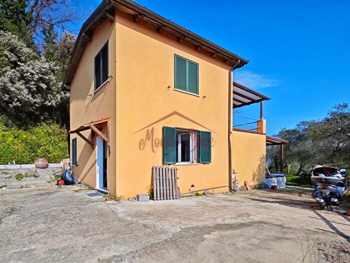 Casa quadrilocale in vendita in Via Umberto Maddalena, Vezzano Ligure
