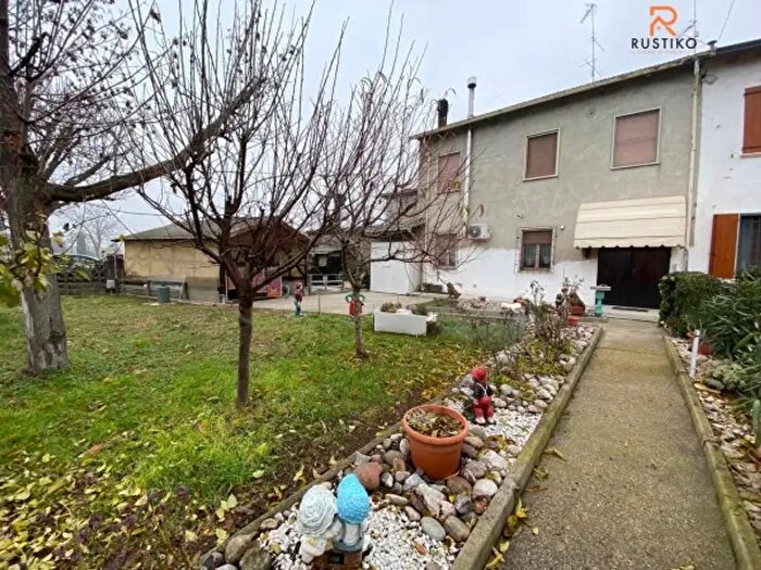 Casa con 6 locali in vendita in Suzzara