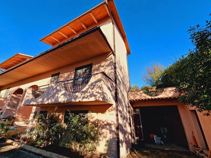 Casa con 9 locali in vendita in Via Case Vecchie, Baschi