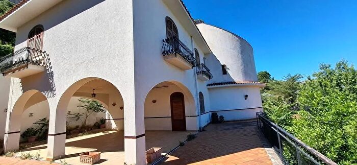 Casa con 6 locali in vendita in Via Calipso, Carini