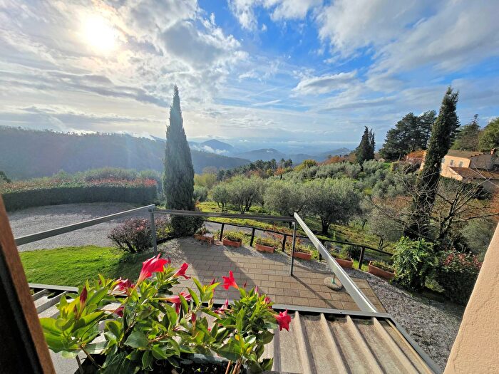 Casa con 16 locali in vendita in Marliana