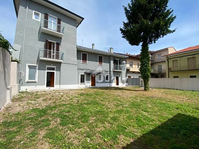 Casa con 9 locali in vendita in Via Milite Ignoto, Canegrate