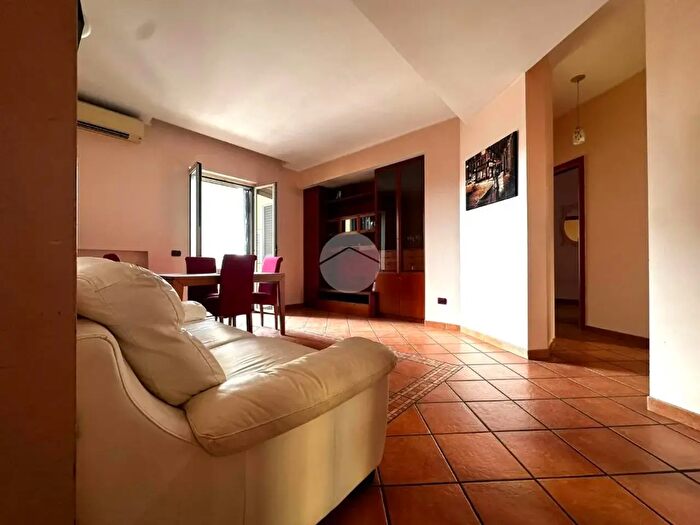 Appartamento trilocale in vendita in Via Giacinto De Sivo, Napoli