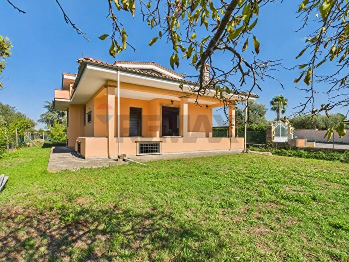 Casa quadrilocale in vendita in Riano