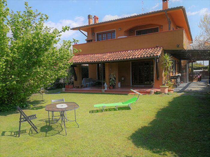 Casa con 15 locali in vendita in Forte Dei Marmi