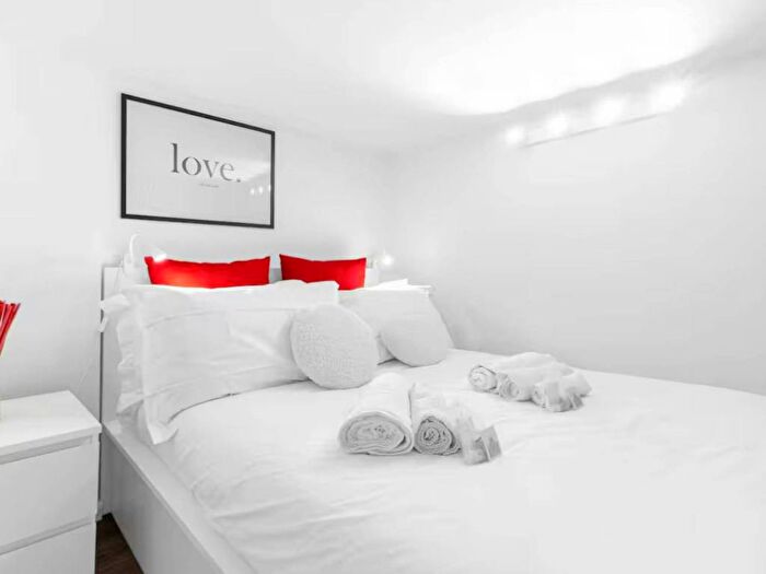 Appartamento monolocale in affitto in Via Ambrogio Binda, Barona, Milano