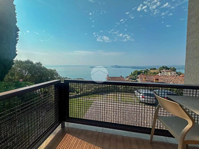 Appartamento trilocale in vendita in Via Belvedere, Gardone Riviera