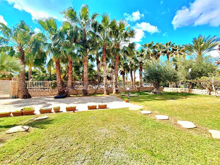 Casa con 7 locali in vendita in Via del Levante, Pozzallo