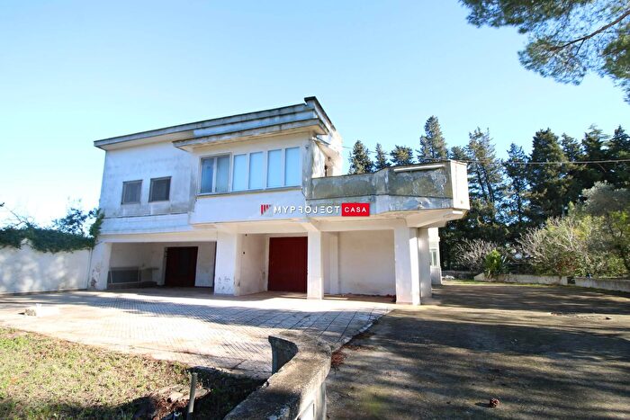 Casa con 15 locali in vendita in Via Saliscendi, Martina Franca