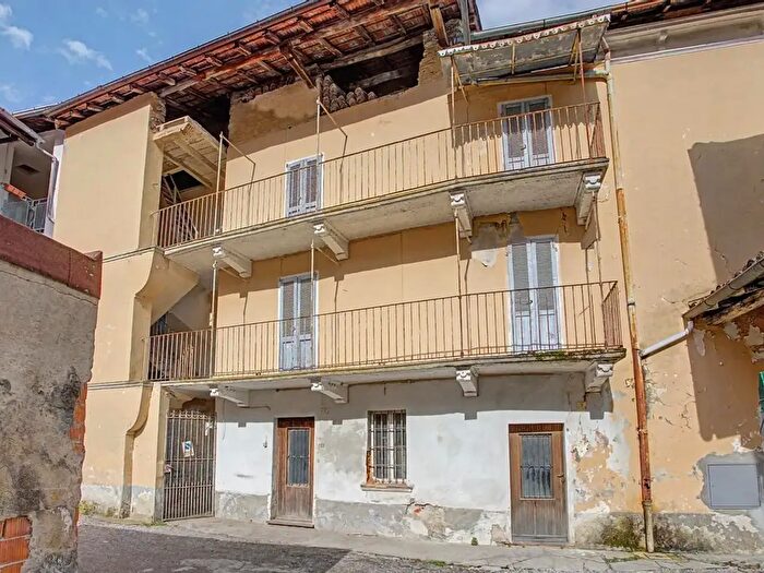 Appartamento con 8 locali in vendita in Via della Chiesa e, Mesenzana