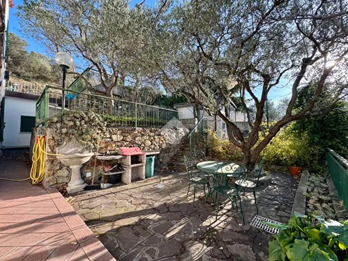 Casa quadrilocale in vendita in Regione Zuglieno, Noli