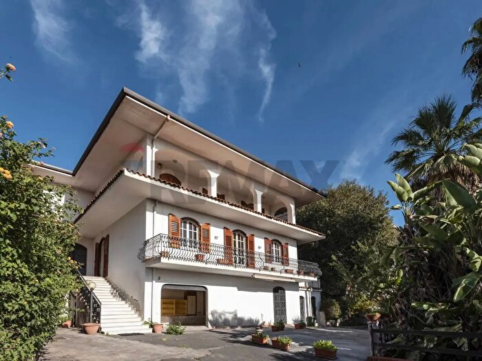 Casa con 14 locali in vendita in Via Etnea, Gravina Di Catania