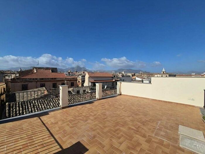 Appartamento quadrilocale in affitto in Via Alloro, Kalsa, Palermo