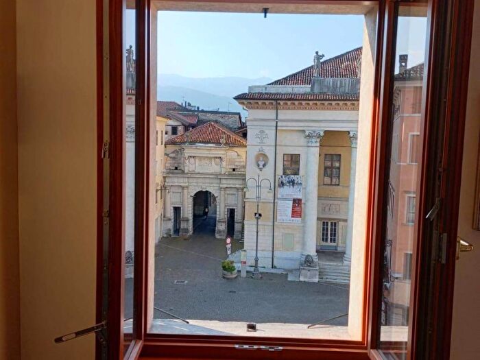 Appartamento con 6 locali in affitto in Via Piazza Emanuele, Centro, Belluno