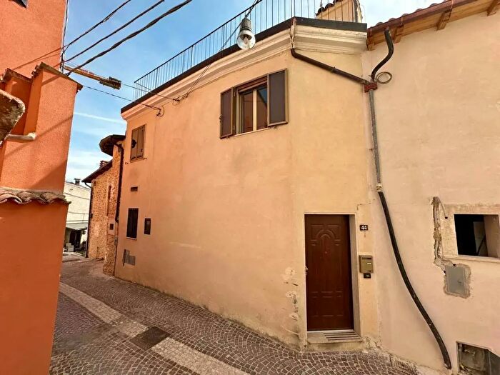 Casa trilocale in vendita in Via del Protettore Snc, San Pio Delle Camere