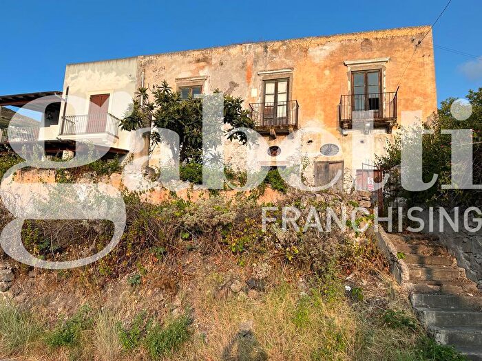 Casa con 8 locali in vendita in Contrada Diana Snc, Lipari