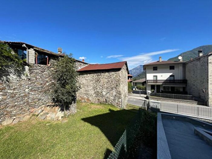 Casa in vendita in Via Giuseppe Garibaldi, Piantedo