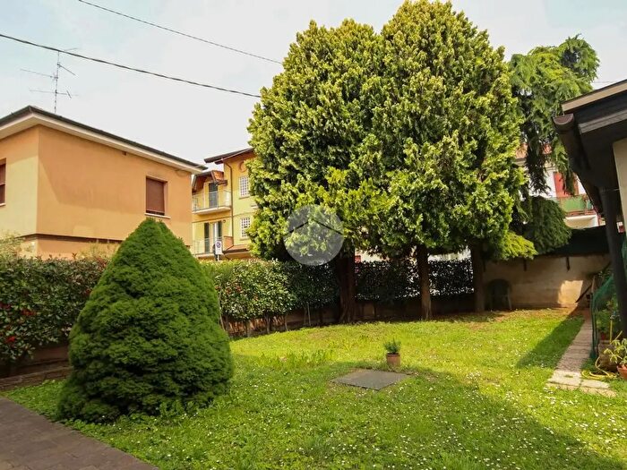 Appartamento con 5 locali in vendita in Via Cascina Carolina, Biassono