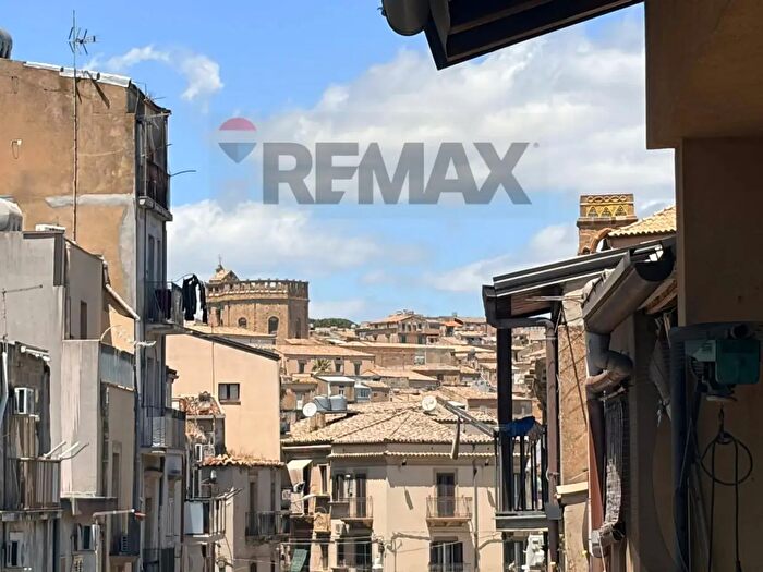 Appartamento con 5 locali in vendita in Via Pentolai, Caltagirone