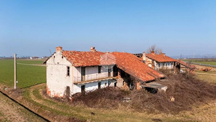 Casa quadrilocale in vendita in Frazione San Giovanni, Cherasco