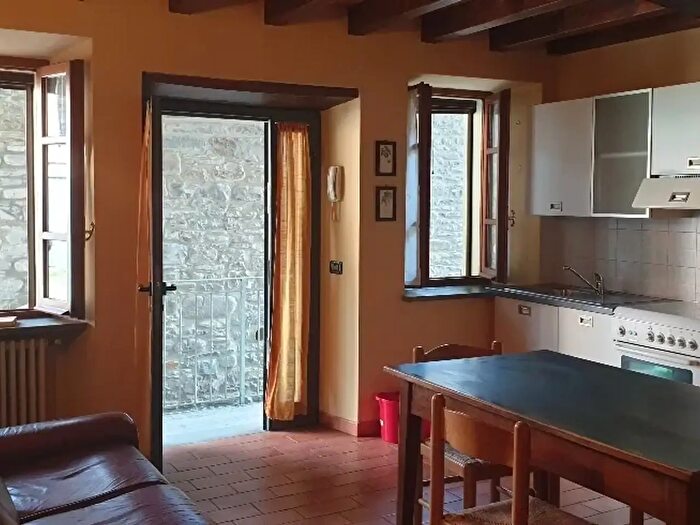 Appartamento trilocale in affitto in Varano De Melegari