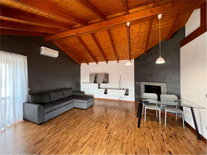 Appartamento trilocale in affitto in Via Comignago, Revislate, GatticoVeruno