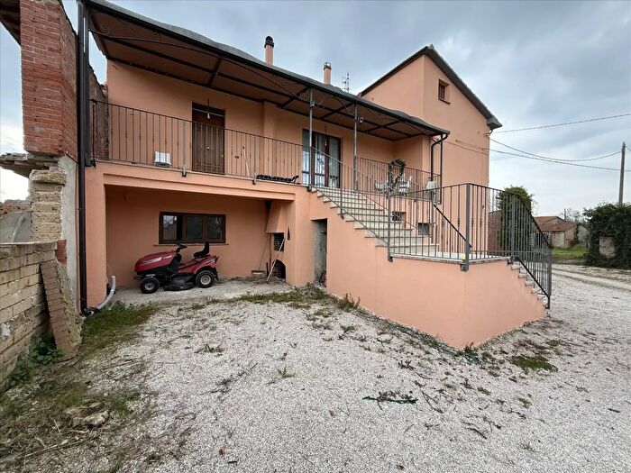 Casa con 8 locali in vendita in Località Piselli, Castiglione Del Lago