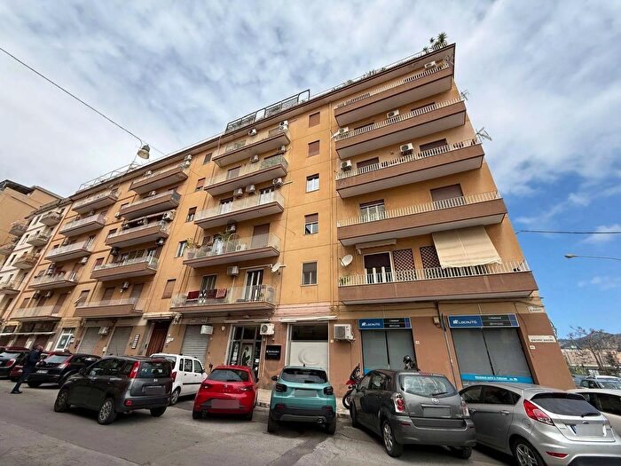 Appartamento con 5 locali in vendita in Via Giacomo Puccini, Palermo