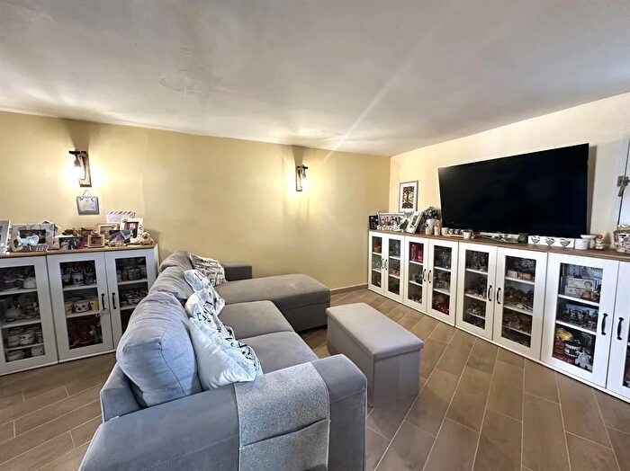 Appartamento trilocale in vendita in Via Rometta, Roma