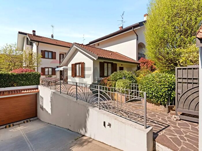 Casa con 9 locali in vendita in Via Bernina, Camparada