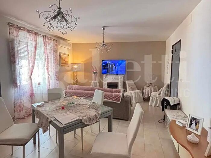 Appartamento bilocale in vendita in Via Francesco Paolo Bozzelli, Napoli