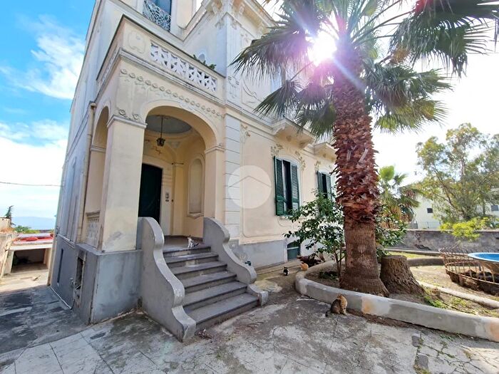 Casa con 11 locali in vendita in Via Nazionale, Torre Del Greco