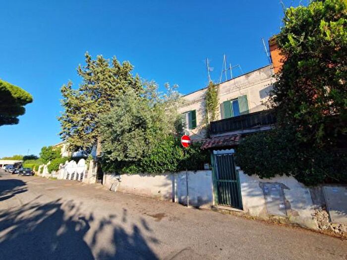 Appartamento trilocale in vendita in Via Cinquefrondi, Roma