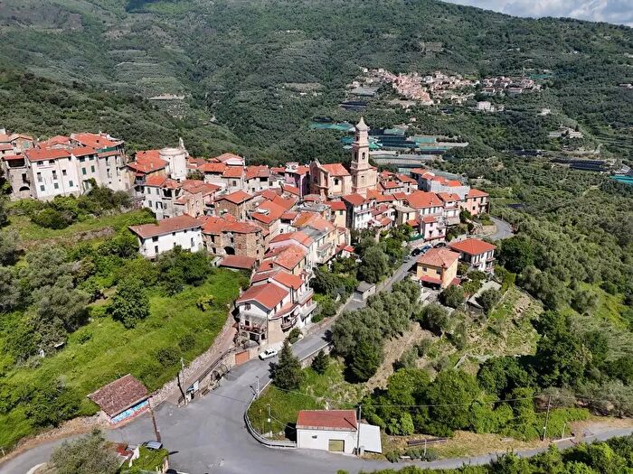 Casa con 6 locali in vendita in Via Fiume, Pietrabruna