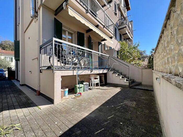 Appartamento trilocale in affitto in Le Roma, Massa