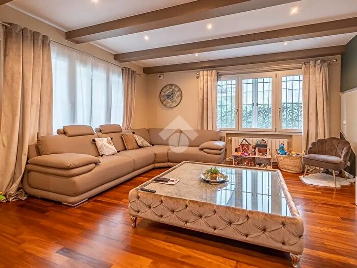 Casa con 8 locali in vendita in Viale Reno, Cesenatico