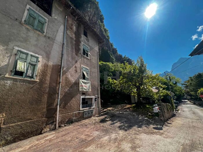 Casa con 7 locali in vendita in Arco