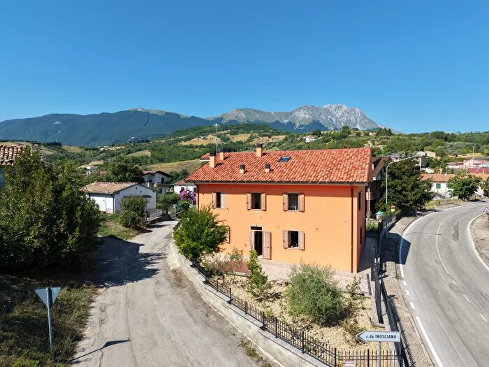 Casa con 11 locali in vendita in Contrada Bivio Cupoli, Farindola