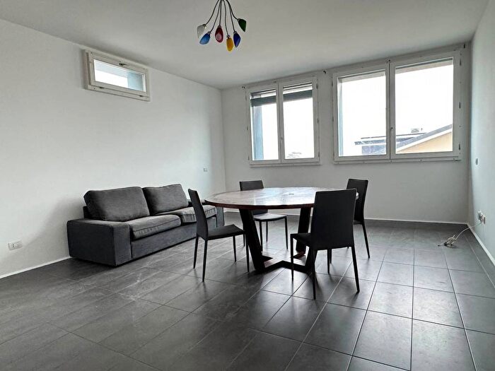 Appartamento trilocale in affitto in Via Passo Pordoi, Corvetto, Milano